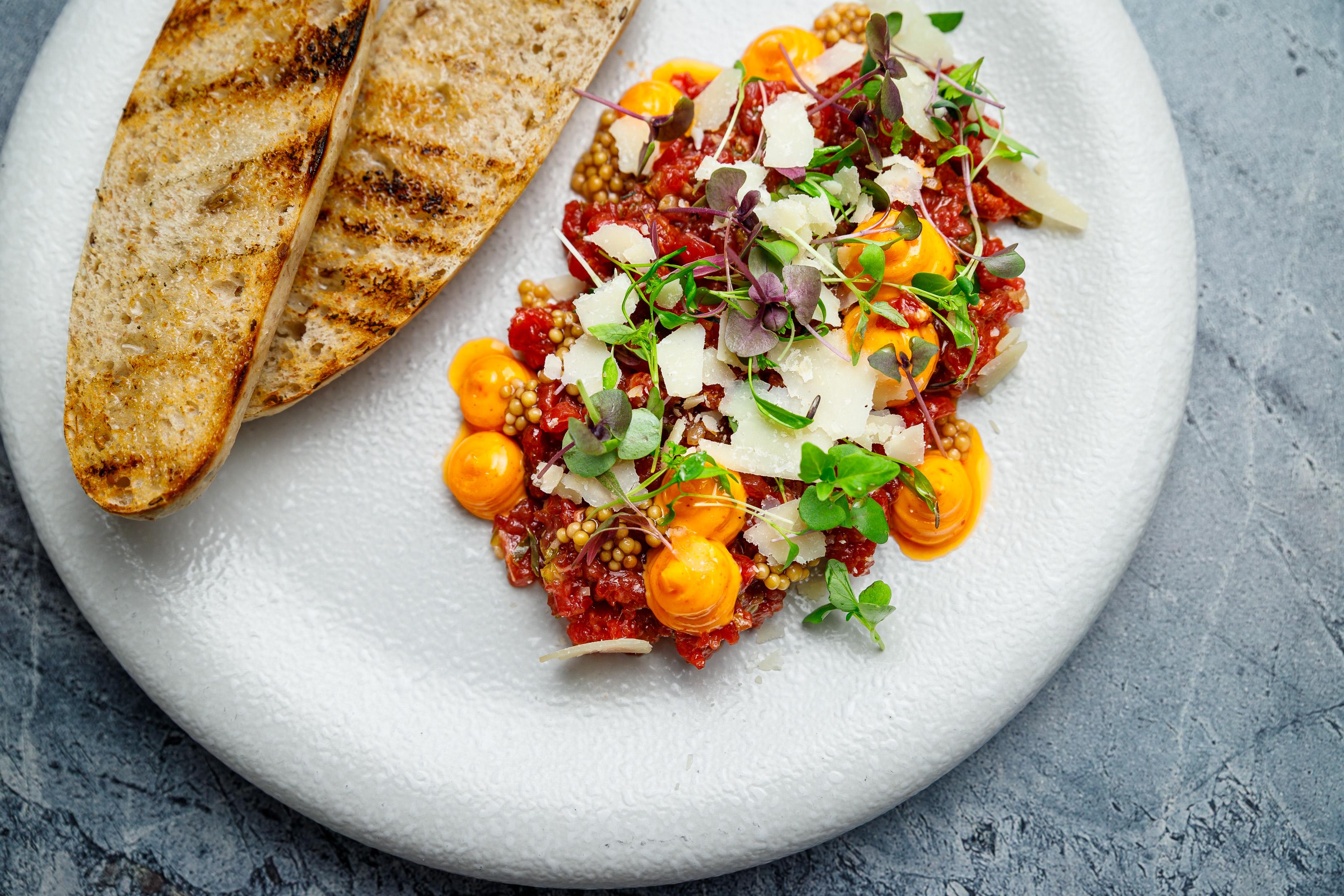 Elegantne lauakaunistus lillede ja klaasnõudega